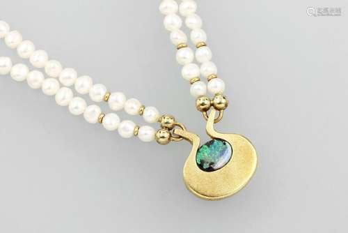 18 kt gold pendant with opal