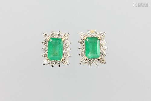 Pair of 18 kt gold earrings with emeralds and