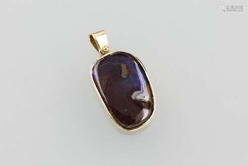 14 kt gold pendant with boulder opal