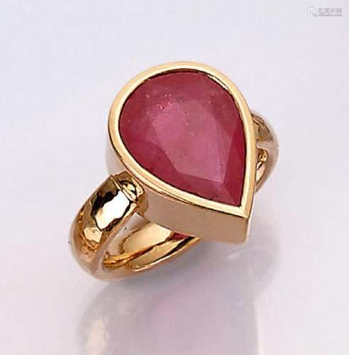 18 kt gold ring with ruby