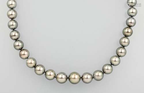 Necklace made of silvergrey cultured tahitian pearls