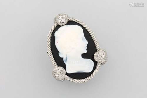 18 kt gold brooch with layer stone cameo and brilliants