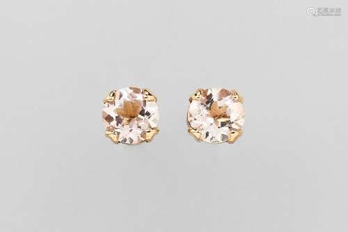 Pair of 18 kt gold earrings with morganites