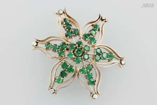 8 kt gold brooch with emeralds and diamonds