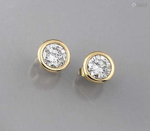 Pair of 14 kt gold earrings with brilliants