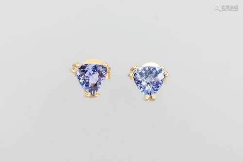 Pair 9 kt gold earrings with tanzanites