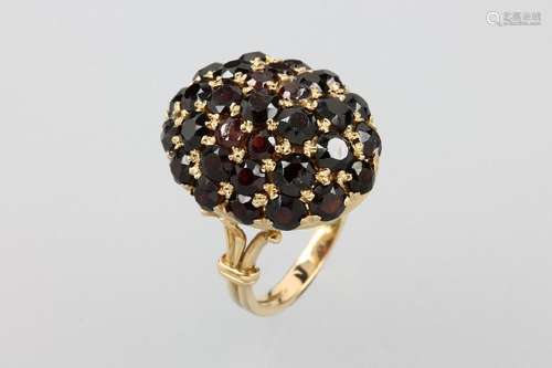 18 kt gold ring with garnets