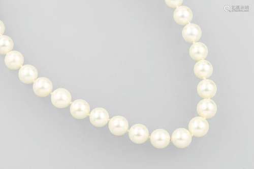 Necklace made of cultured Akoya pearls with JÖRG HEINZ