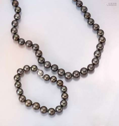Jewelry set made of cultured tahitian pearls