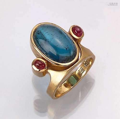 18 kt gold designerring with tourmaline and rubies