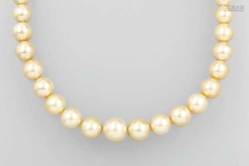 Necklace with cultured south seas pearls