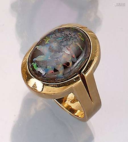 18 kt gold designer ring with opal