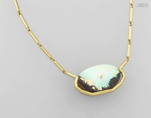 18 kt gold designer necklace with opal