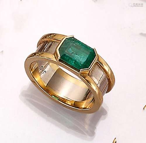 18 kt gold ring with emerald