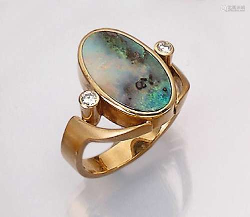 18 kt gold designer ring with opal and brilliants