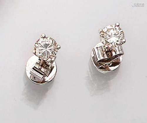 Pair of 14 kt gold earrings with brilliants