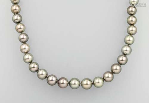 Necklace with cultured tahitian pearls