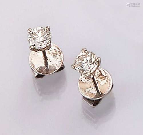 Pair 14 kt gold earrings with brilliants