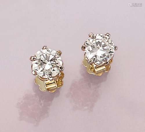 Pair of 14 kt gold earrings with brilliants