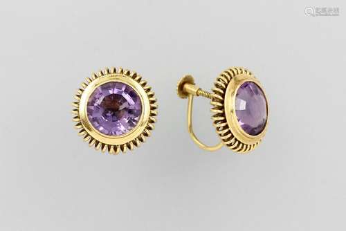 Pair of 18 kt gold earscrews with amethyst