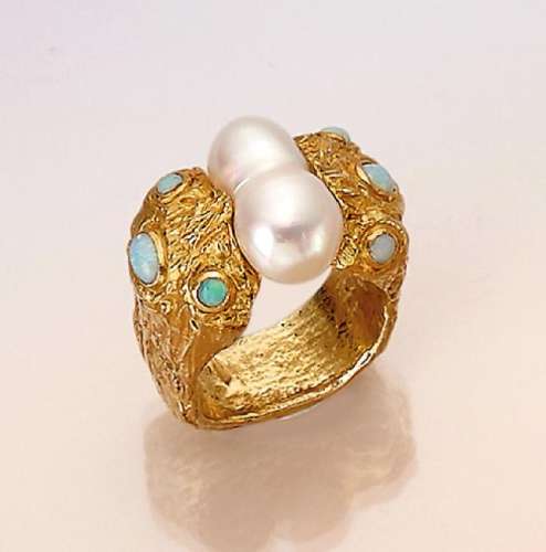 18 kt gold ring with pearl and opals