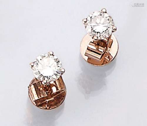 Pair of 14 kt gold earrings with brilliants