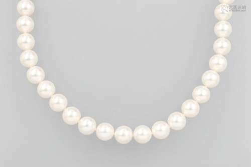 Chain made of cultured akoya pearls