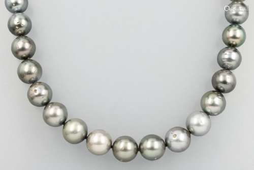 Strand with cultured tahitian pearls