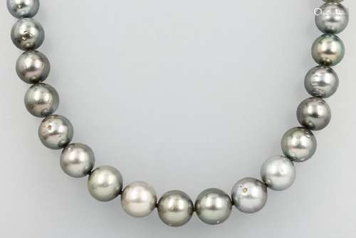 Strand with cultured tahitian pearls