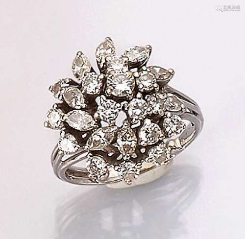 18 kt gold blossom ring with diamonds