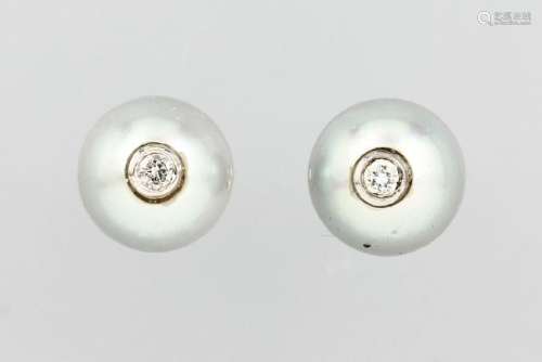 Pair of 14 kt gold earrings with cultured akoya pearls