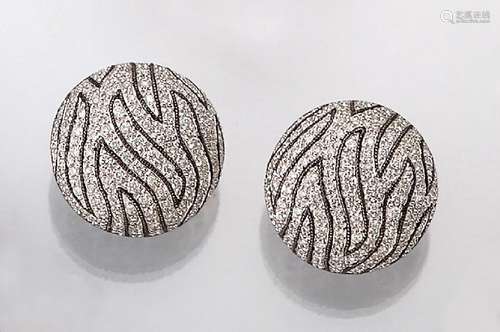 Pair of 18 kt gold earrings with brilliants