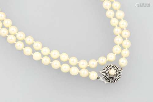 Long necklace with cultured pearls