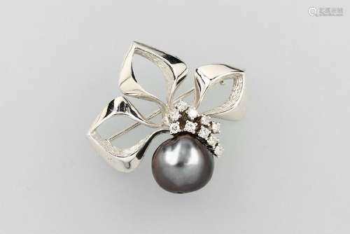 14 kt gold brooch with pearl and brilliants