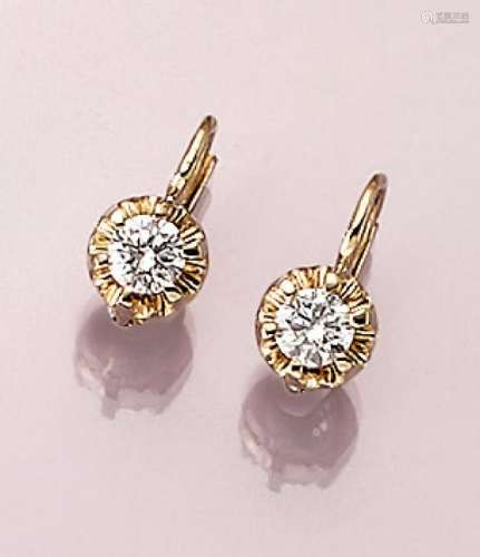 Pair of 14 kt gold earrings with brilliants