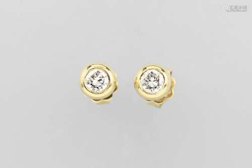 Pair 14 kt gold earrings with brilliants