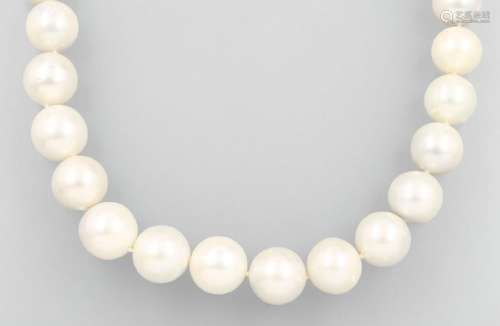 Necklace with south seas cultured pearls