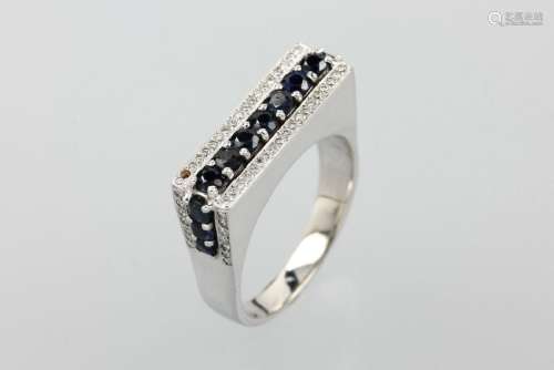 Extraordinary 18 kt gold ring with sapphires and