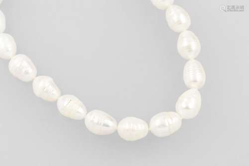 Necklace with cultured pearls