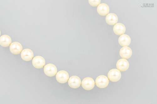 Necklace made of cultured akoya pearls