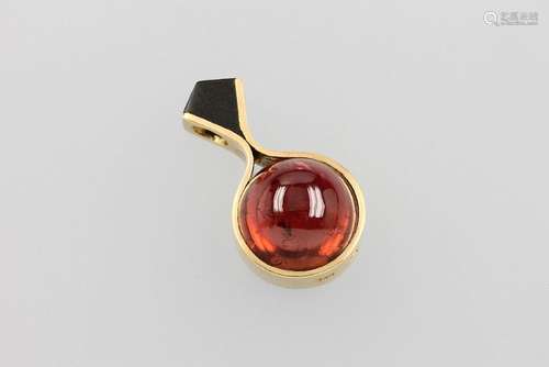 18 kt gold designer pendant with almandine and ebony