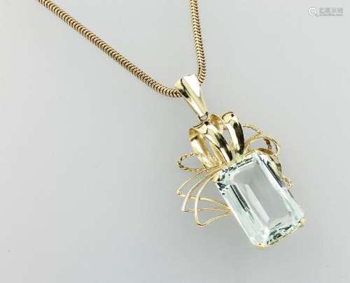 14 kt gold necklace with aquamarine