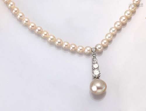 14 kt gold necklace with cultured pearls and brilliants