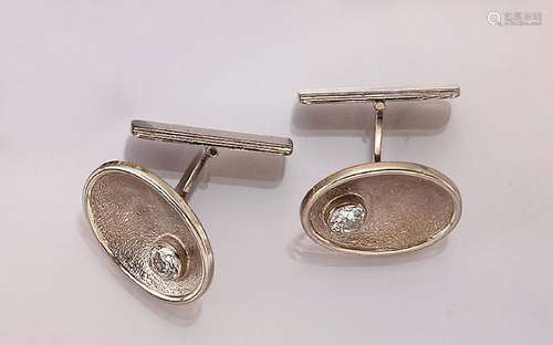 Pair of 14 kt gold cuff links with brilliants