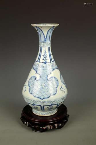 A TALL BLUE AND WHITE SQUARE VASE