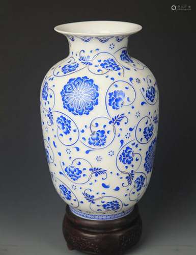 A BLUE AND WHITE FLOWER PATTERN LANTERN VASE