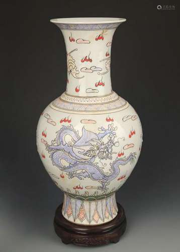 A FAMILLE ROSE DRAGON PAINTED PORCELAIN VASE