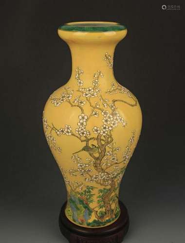 YELLOW GLAZED FAMILLE ROSE MAGPIE ON TREE VASE