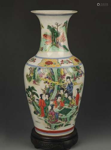 FAMILLE VERTE CHINESE STORY PATTERN PORCELAIN VASE