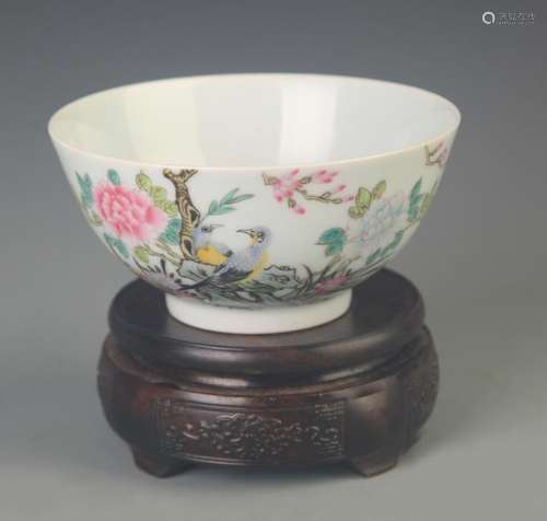 FAMILLE ROSE FLOWER AND BIRD PAINTED PORCELAIN BOWL